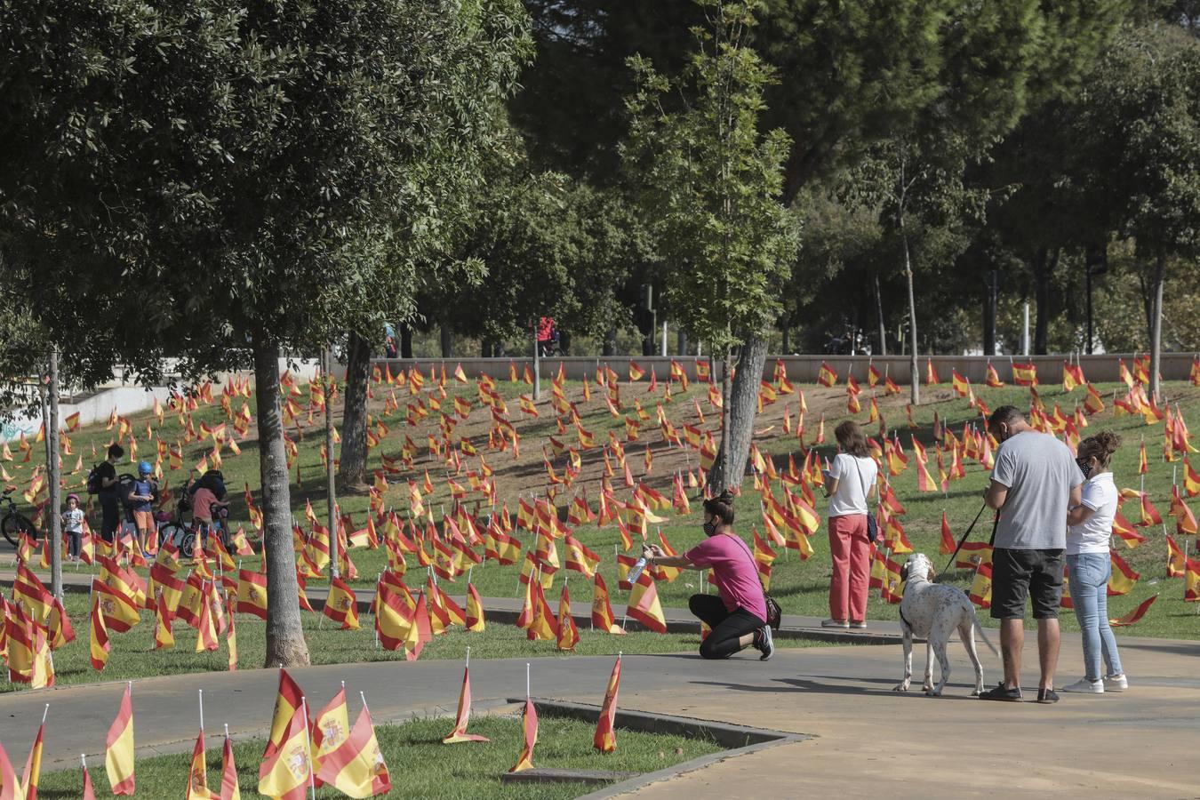 En imágenes, 53.000 banderas de España en Sevilla para homenajear a las víctimas del coronavirus