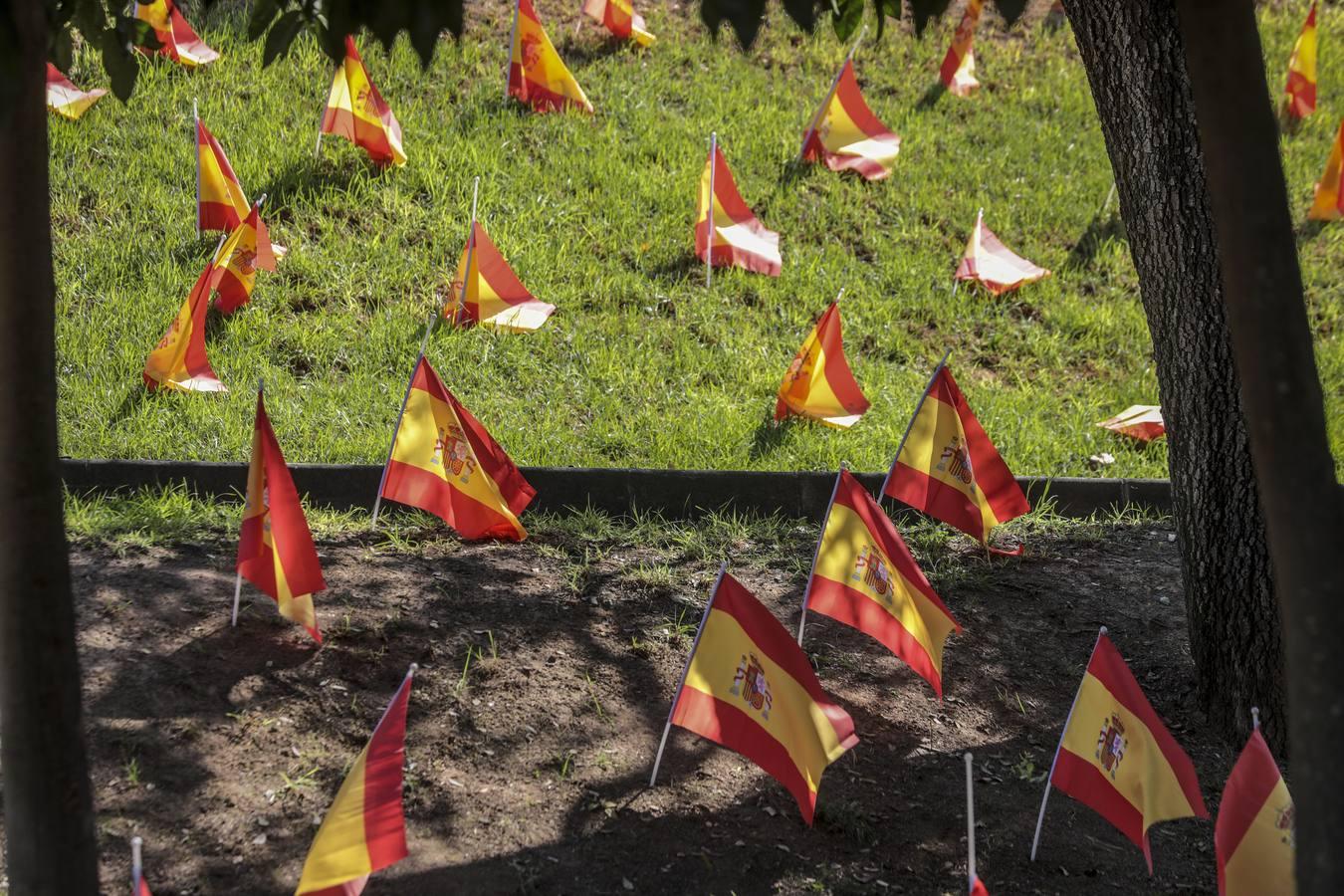 En imágenes, 53.000 banderas de España en Sevilla para homenajear a las víctimas del coronavirus