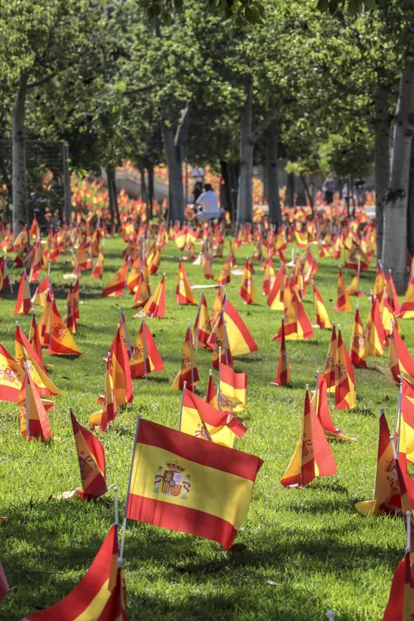 En imágenes, 53.000 banderas de España en Sevilla para homenajear a las víctimas del coronavirus