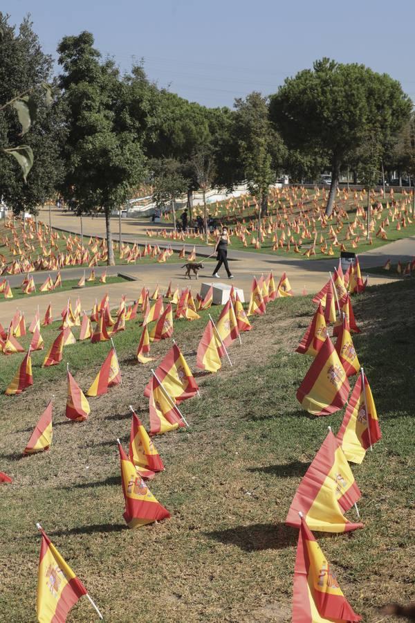 En imágenes, 53.000 banderas de España en Sevilla para homenajear a las víctimas del coronavirus