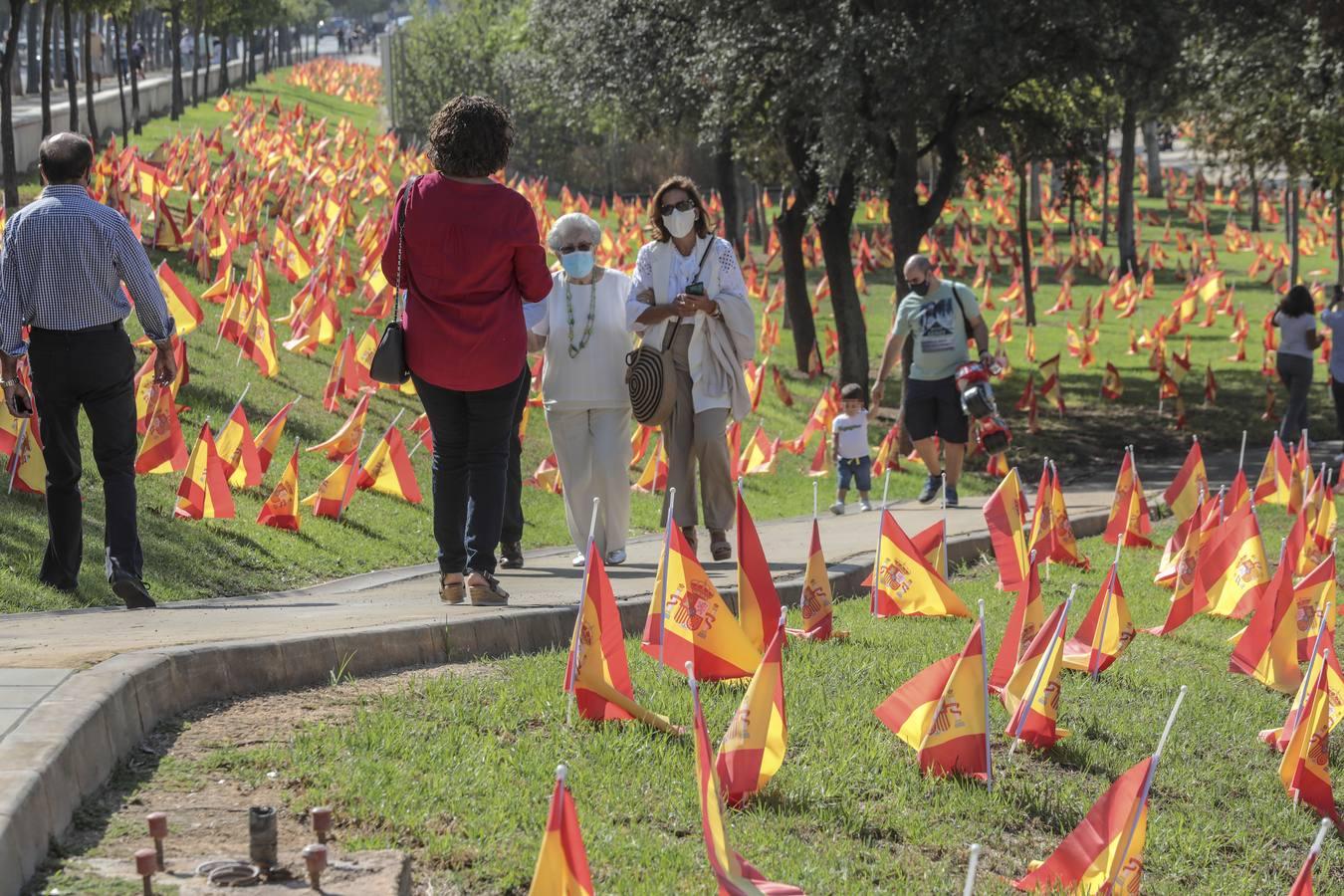 En imágenes, 53.000 banderas de España en Sevilla para homenajear a las víctimas del coronavirus