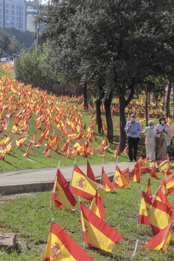 En imágenes, 53.000 banderas de España en Sevilla para homenajear a las víctimas del coronavirus