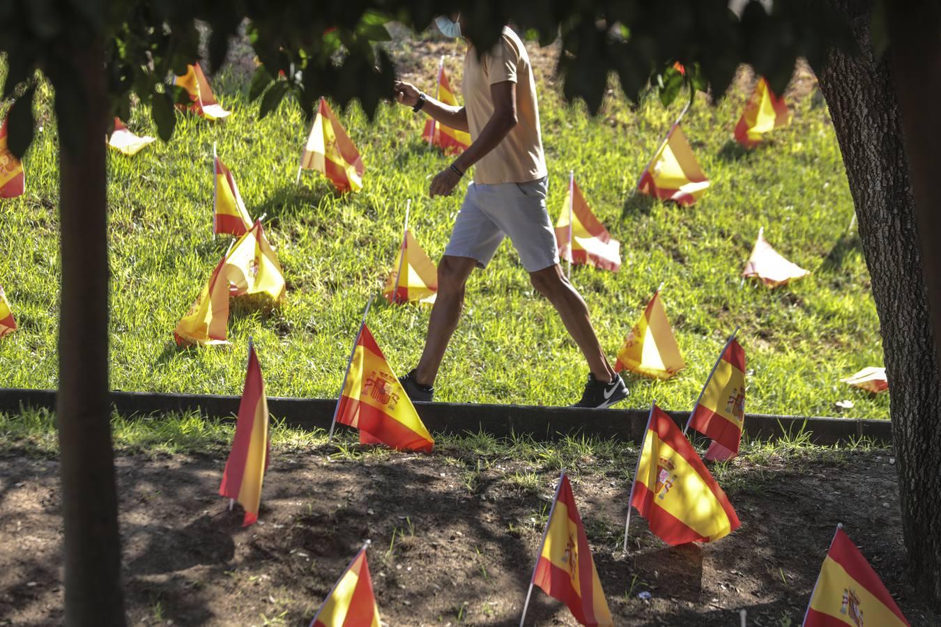 En imágenes, 53.000 banderas de España en Sevilla para homenajear a las víctimas del coronavirus