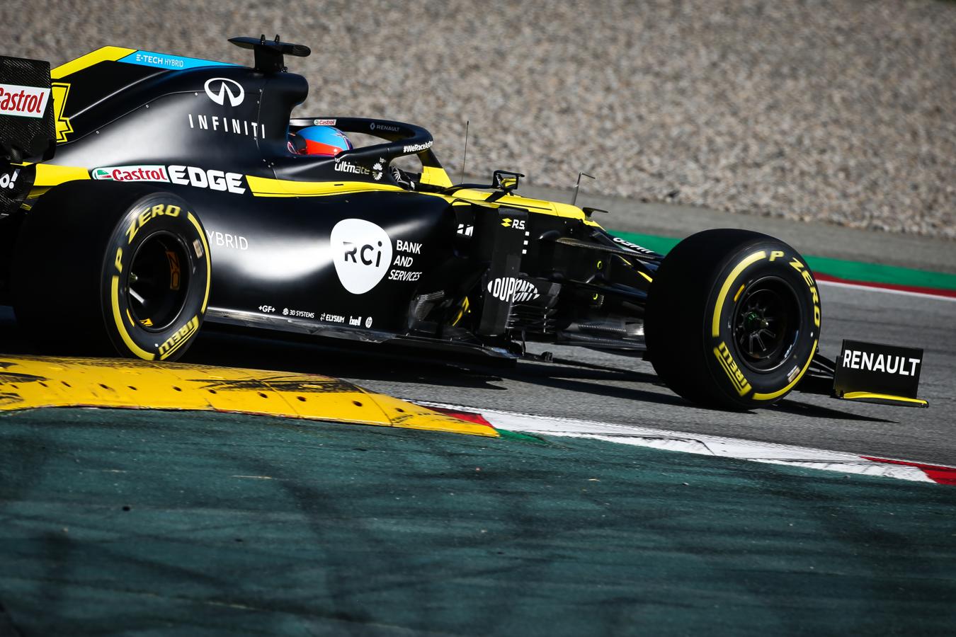 Todas las fotos del estreno de Fernando Alonso con el Renault RS20 en Montmeló