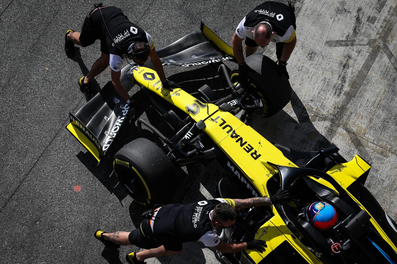 Todas las fotos del estreno de Fernando Alonso con el Renault RS20 en Montmeló