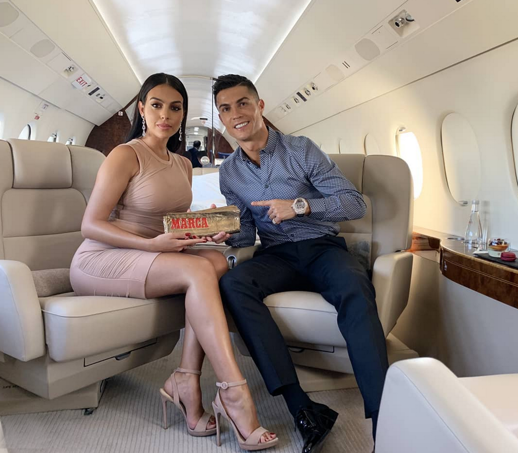 Cristiano Ronaldo. En 2015 el jugador de fútbol se hizo con su Gulfstream G200 valorado en 22 millones de euros. El portugués y su familia numerosa utilizan este avión para desplazarse tanto a la ciudad natal del deportista, como a los eventos  y entregas de premios a los que acuden en diferentes puntos del mundo. El jet está totalmente personalizado con acabados de lujo y tiene capacidad para 10 pasajeros.