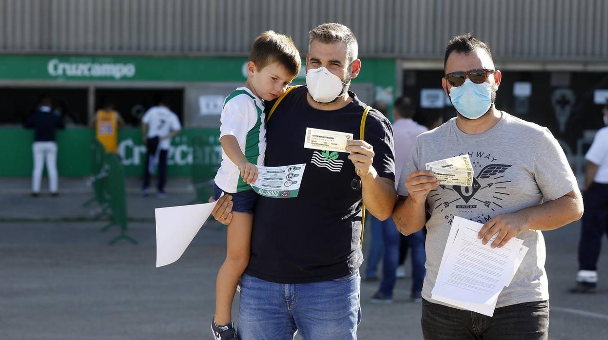 Las colas vuelven en El Arcángel por las entradas del Córdoba CF-Lorca, en imágenes