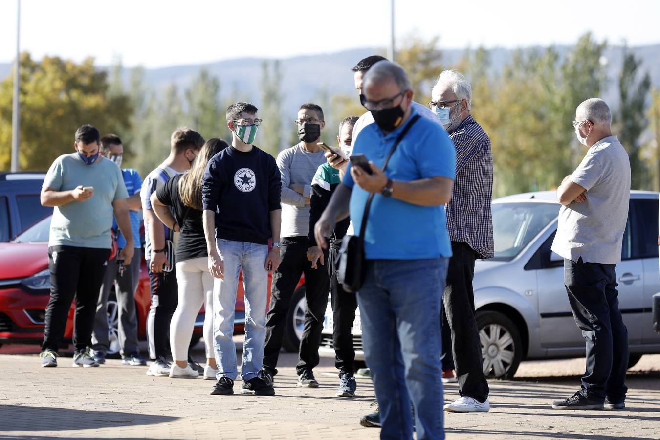 Las colas vuelven en El Arcángel por las entradas del Córdoba CF-Lorca, en imágenes