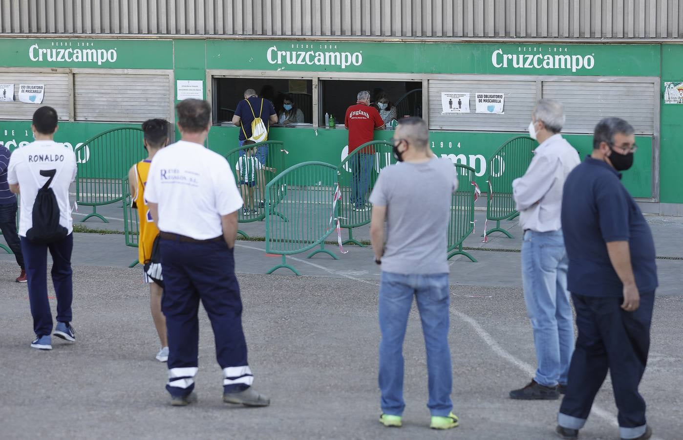 Las colas vuelven en El Arcángel por las entradas del Córdoba CF-Lorca, en imágenes