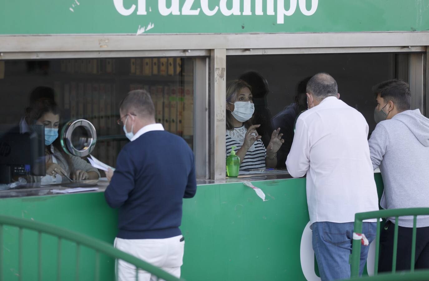 Las colas vuelven en El Arcángel por las entradas del Córdoba CF-Lorca, en imágenes