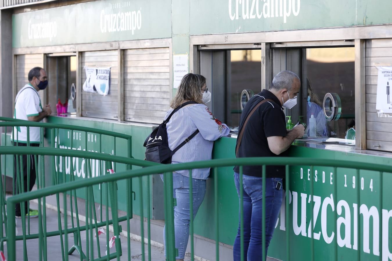 Las colas vuelven en El Arcángel por las entradas del Córdoba CF-Lorca, en imágenes