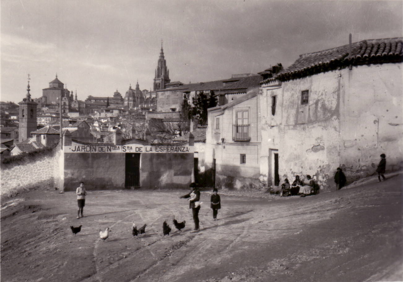 Estampa cotidiana del modesto barrio de San Lucas, a principios del siglo XX. Sus vecinos vivían en terrizas calles donde picoteaban las gallinas. Archivo Histórico Provincial de Toledo. 