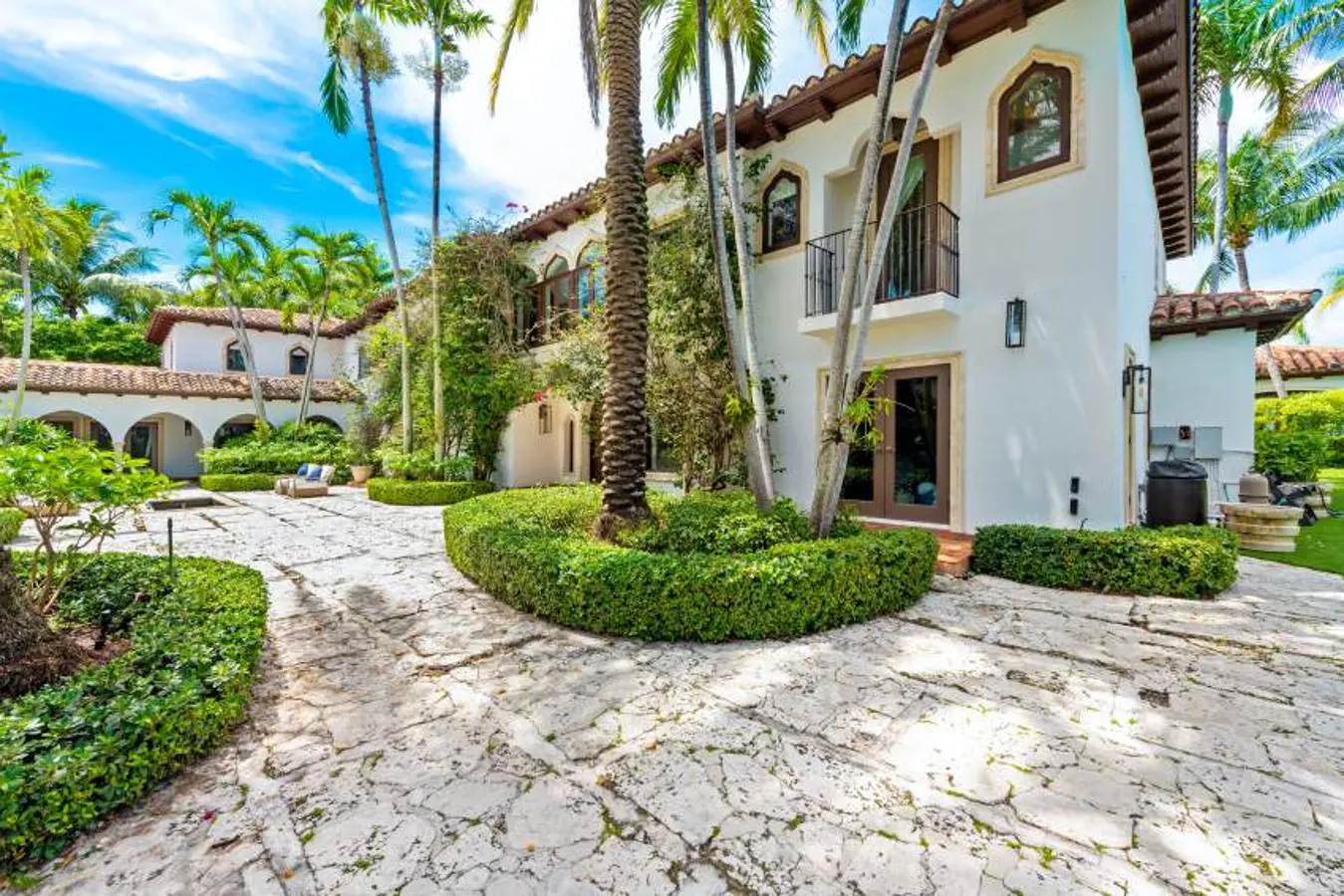 La espectacular mansión de Cher en Miami. En la parte trasera se encuentra otro patio con múltiples fuentes y sofás que además comunica con la casa de invitados.