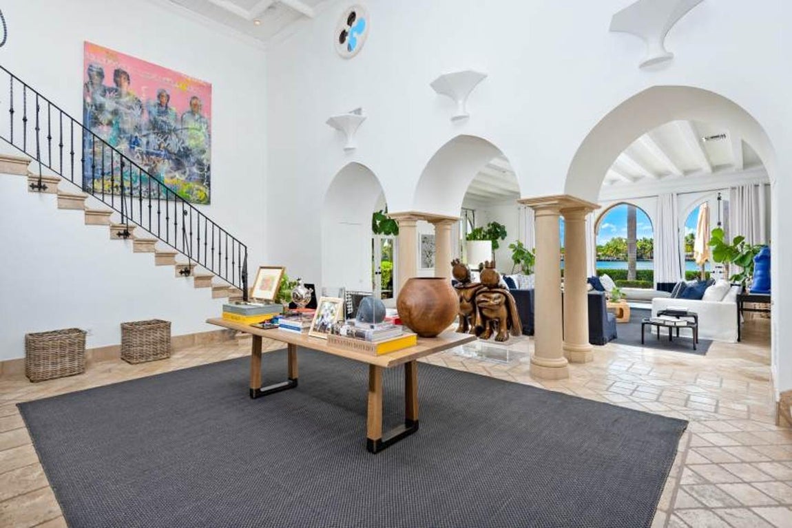 La espectacular mansión de Cher en Miami. La artista es una gran aficionada de la decoración y durante los años en los que habitó en esta casa se encargó de darle su toque personal centrándose en combinar estilos de diferentes culturas que van desde la oriental a la mediterránea. Tan solo hay que observar los arcos de estilo árabe.