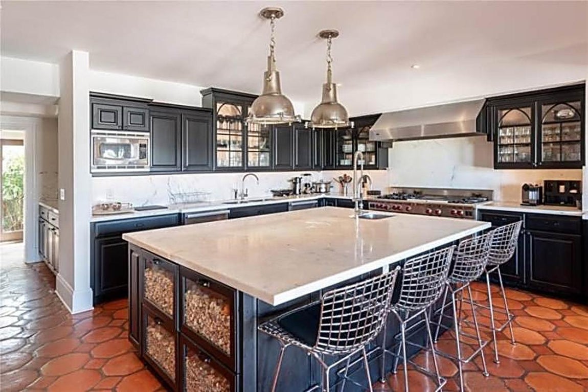 La espectacular mansión de Cher en Miami. La cocina es bastante amplia y muy funcional con una isla central que hace las veces de mesa para almorzar. Como se puede observar cada detalle está cuidado al máximo.