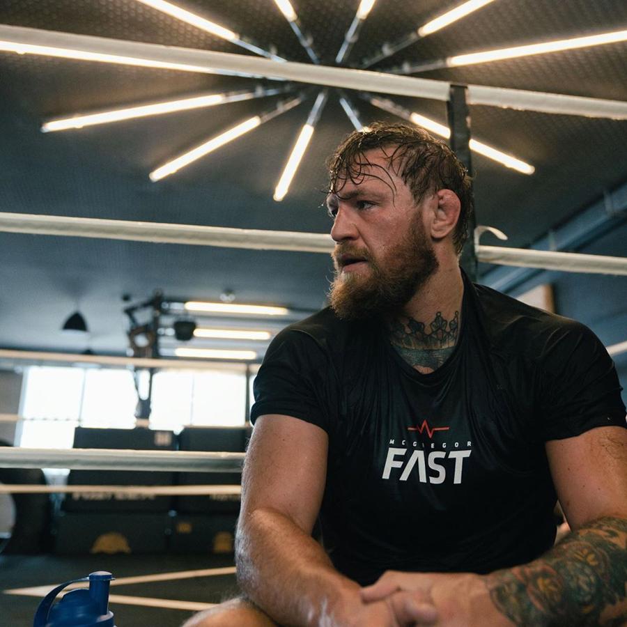 El nuevo capricho de Conor McGregor. A Conor McGregor le gusta la buena vida, de eso no hay duda. Cuando no está en el ring o entrenando una de sus mayores aficiones son las compras, y cuanto más extravagantes y lujosas, mejor. Prueba de ello la encontramos en las redes sociales, donde no duda en compartir sus caprichos con todos sus seguidores. En los últimos tiempos le hemos visto ampliar su <a href="https://www.abc.es/summum/estilo/relojes/abci-exclusivo-capricho-conor-mcgregor-valorado-mas-90000-euros-202005131309_noticia.html" target="_blank">colección de relojes,</a> ropa e incluso sus casas con <a href="https://www.abc.es/summum/living/casas/abci-nuevo-capricho-mcgregor-mansiones-40837447563-20200610113314_galeria.html">una espectacular villa en Mallorca. </a>Ahora parece que lo que le ha llamado la atención ha sido el mar y por ello se ha comprado nada más y nada menos que un yate, pero no uno cualquiera.