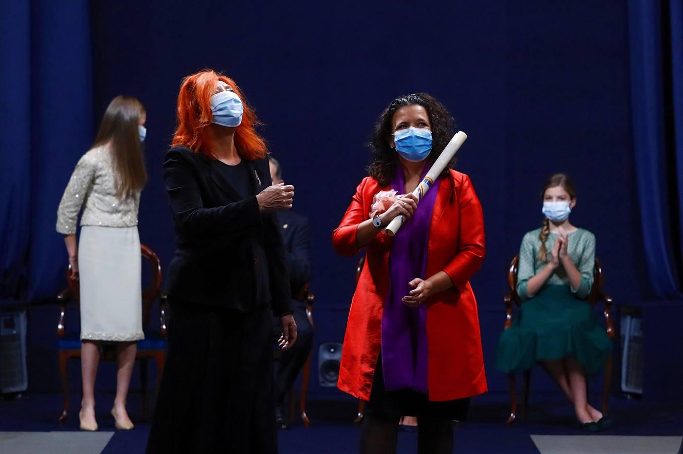 Las representantes de la Feria Internacional del Libro de Guadalajara, Cristina Fuentes La Roche (d) y del Hay Festival of Literature &amp; Arts María Sheila Cremaschi (i) reciben el Premio Princesa de Asturias de Comunicación y Humanidades. 