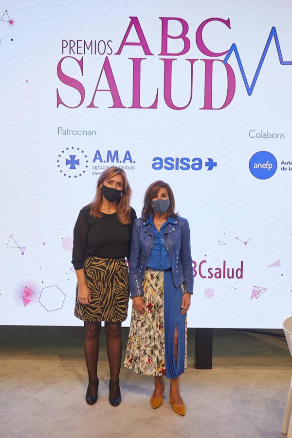 Ana Delgado, directora general de ABC, posa junto a Carmen González Madrid, presidenta de la Fundación Merck Salud