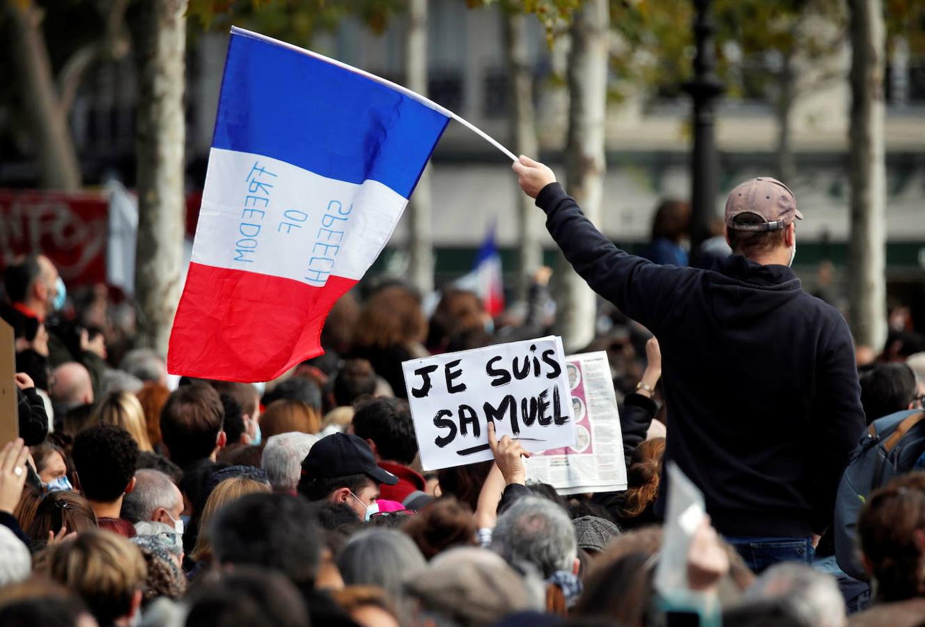 Miles de personas rinden homenaje este domingo a Samuel Paty, el maestro decapitado en París. 