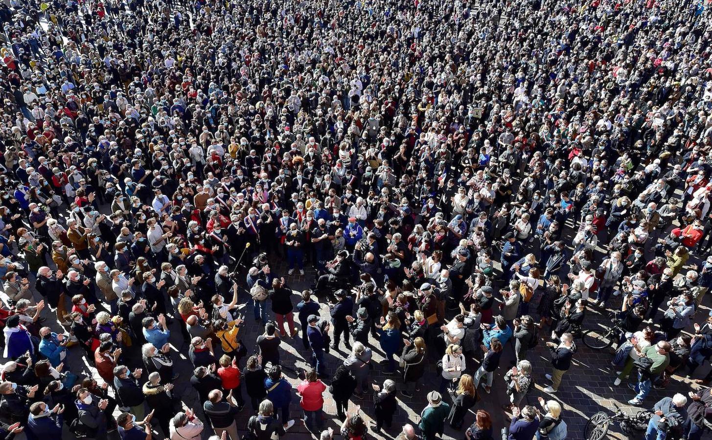 Centenares de personas aplauden en la Plaza del Capitolio de Toulouse. 