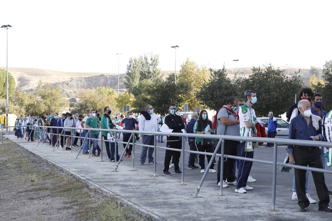 El ambiente con 800 espectadores del Córdoba CF en El Arcángel, en imágenes