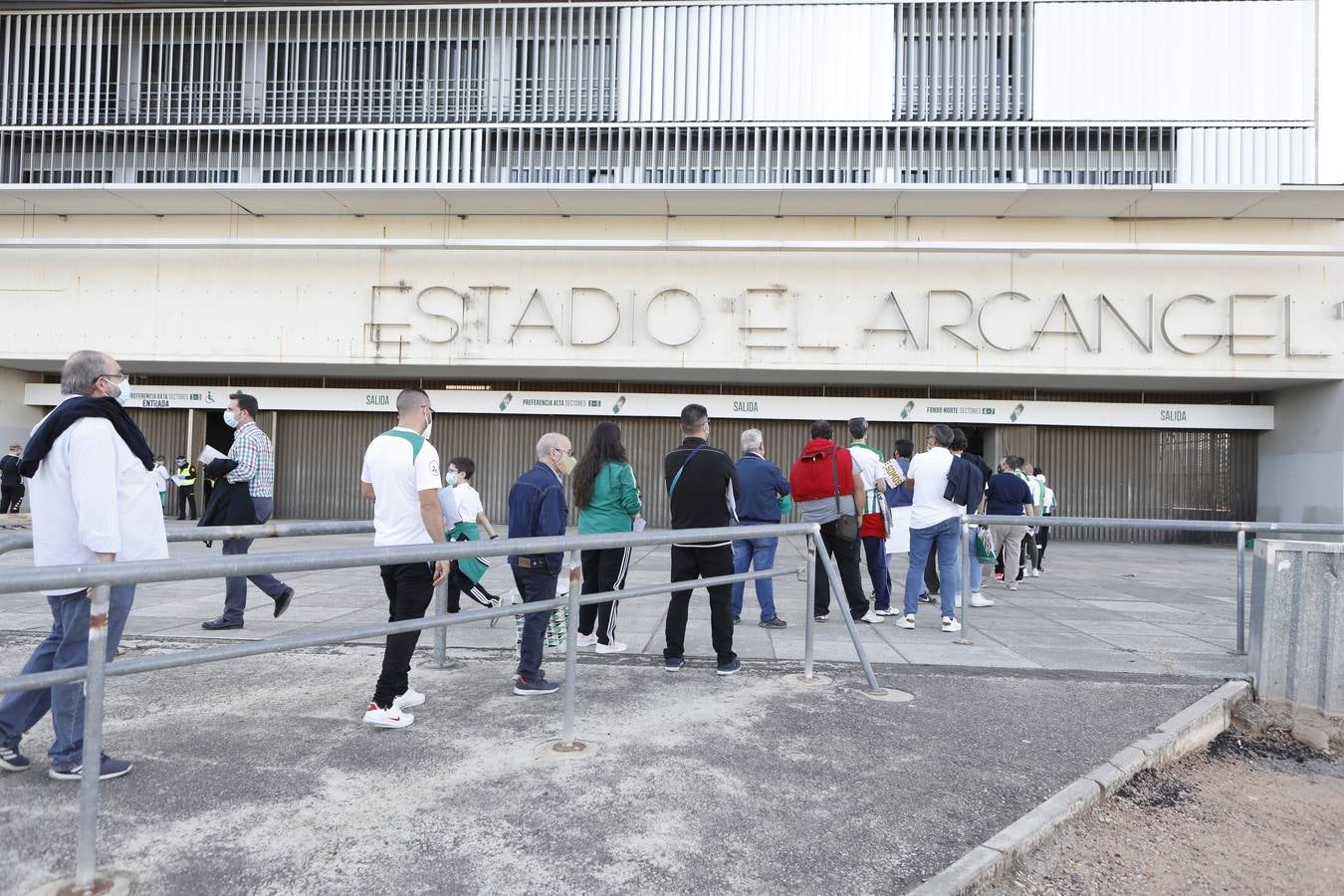 El ambiente con 800 espectadores del Córdoba CF en El Arcángel, en imágenes