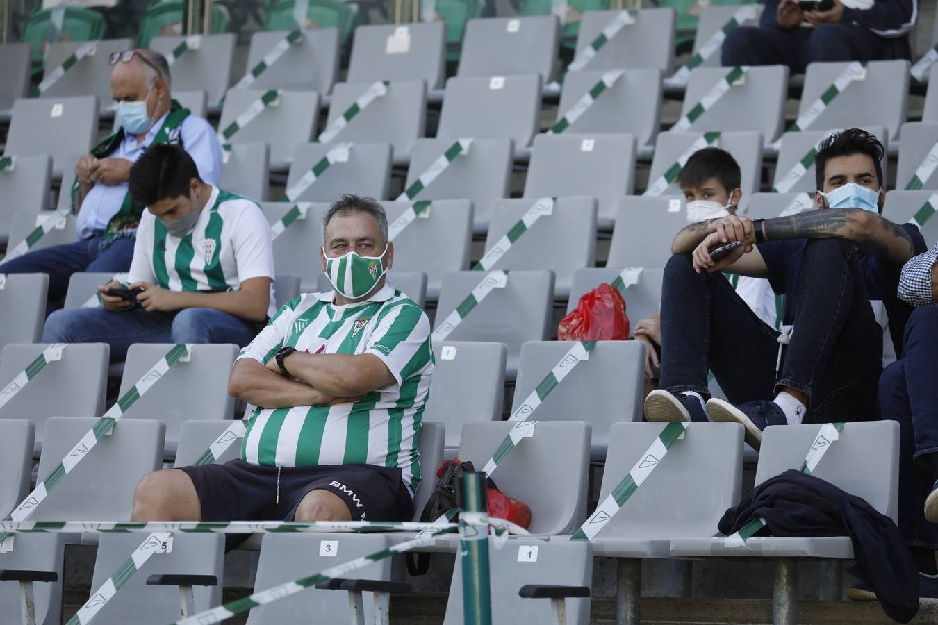 El ambiente con 800 espectadores del Córdoba CF en El Arcángel, en imágenes