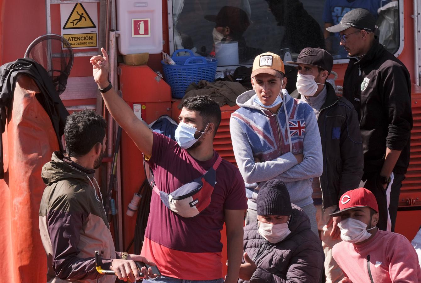 FOTOS: Una patera con más de 20 inmigrantes llega al puerto de Cádiz