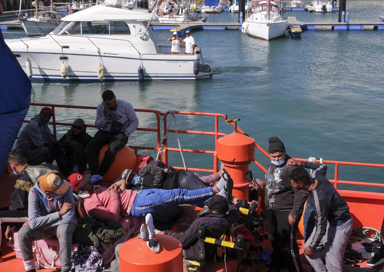 FOTOS: Una patera con más de 20 inmigrantes llega al puerto de Cádiz