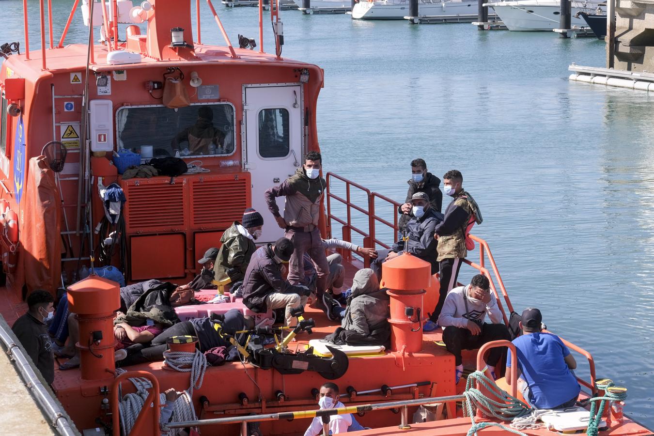 FOTOS: Una patera con más de 20 inmigrantes llega al puerto de Cádiz