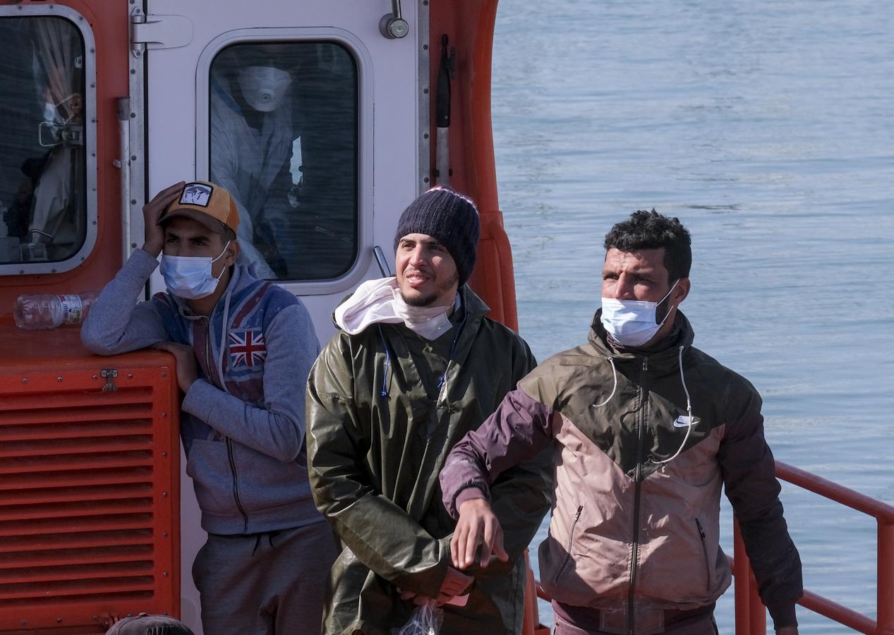 FOTOS: Una patera con más de 20 inmigrantes llega al puerto de Cádiz