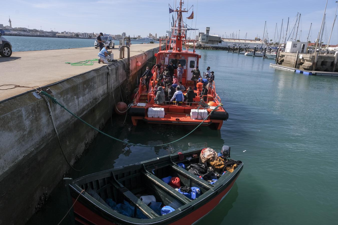 FOTOS: Una patera con más de 20 inmigrantes llega al puerto de Cádiz