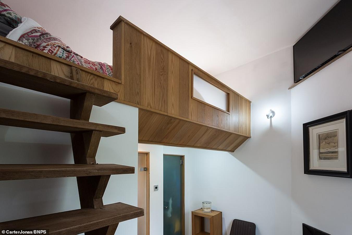 A la venta la casa más pequeña de Inglaterra. El dormitorio está formado simplemente por una cama de matrimonio y los armarios se disponen en el entrepiso.