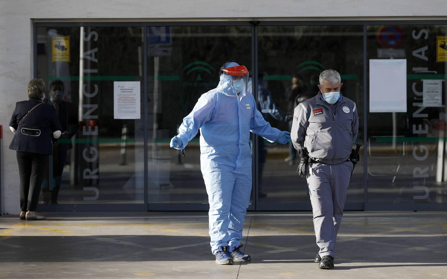 Las colas en el Hospital Reina Sofía y en los ambulatorios de Córdoba, en imágenes