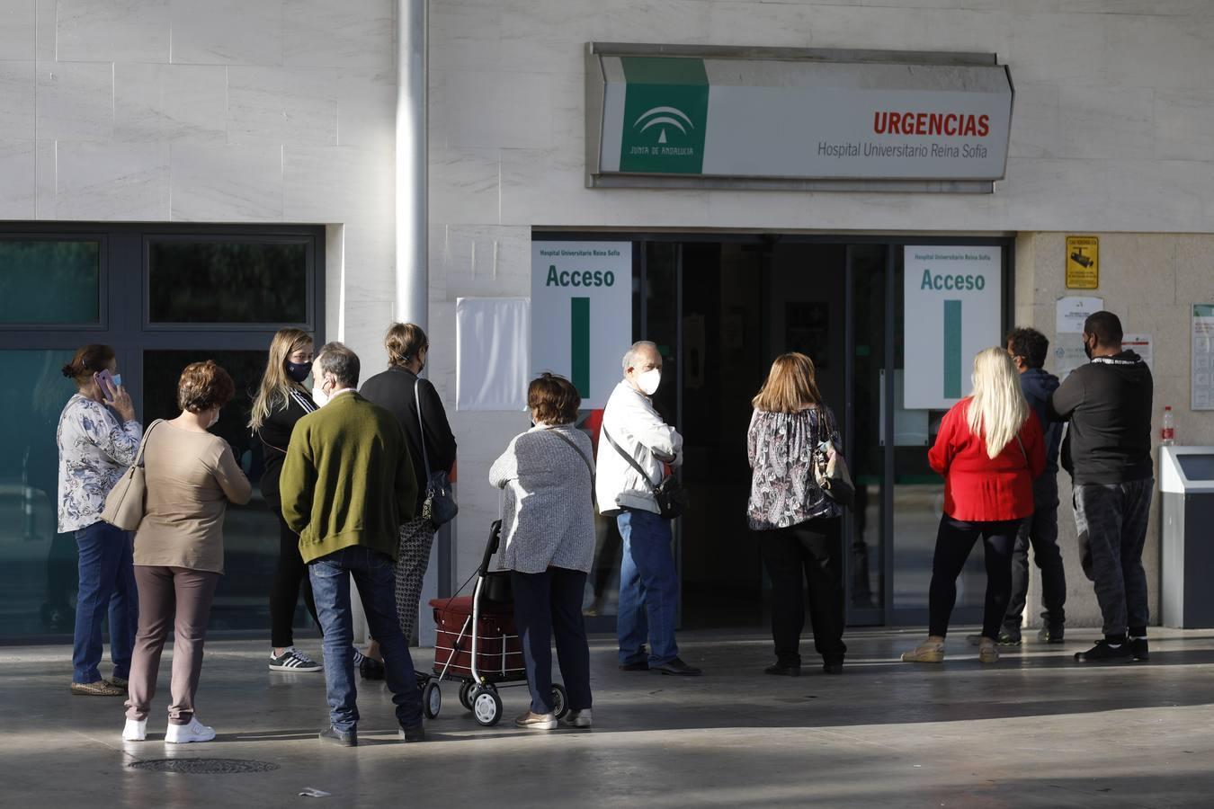 Las colas en el Hospital Reina Sofía y en los ambulatorios de Córdoba, en imágenes