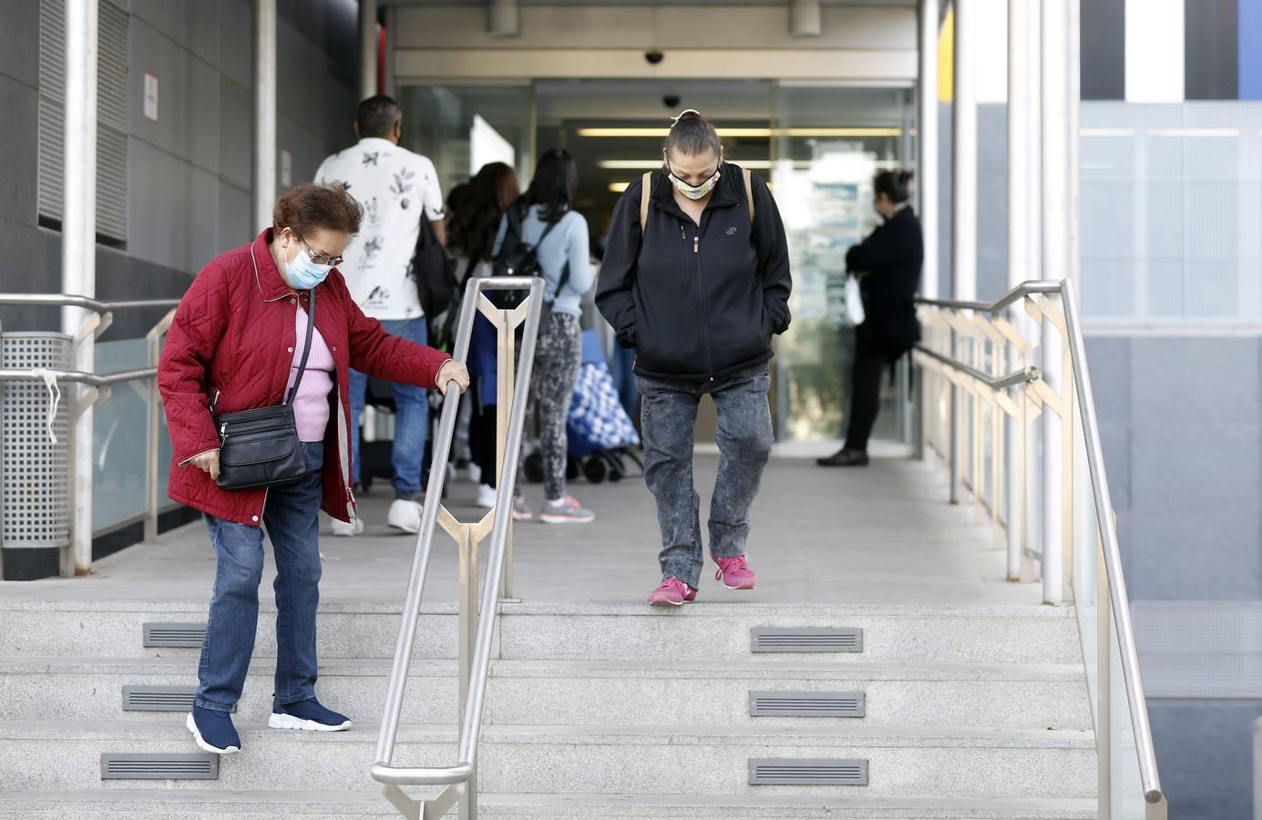 Las colas en el Hospital Reina Sofía y en los ambulatorios de Córdoba, en imágenes