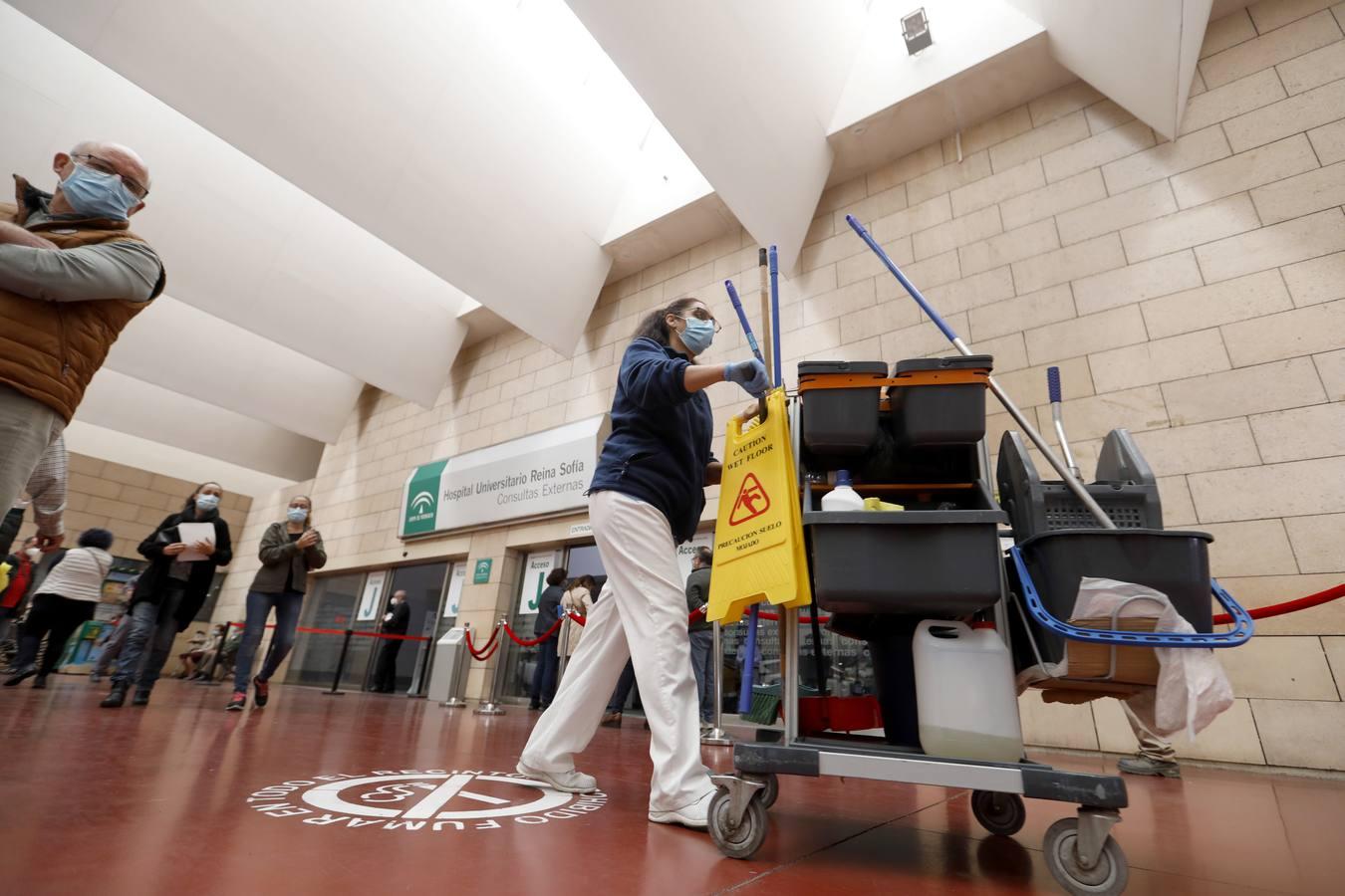 Las colas en el Hospital Reina Sofía y en los ambulatorios de Córdoba, en imágenes