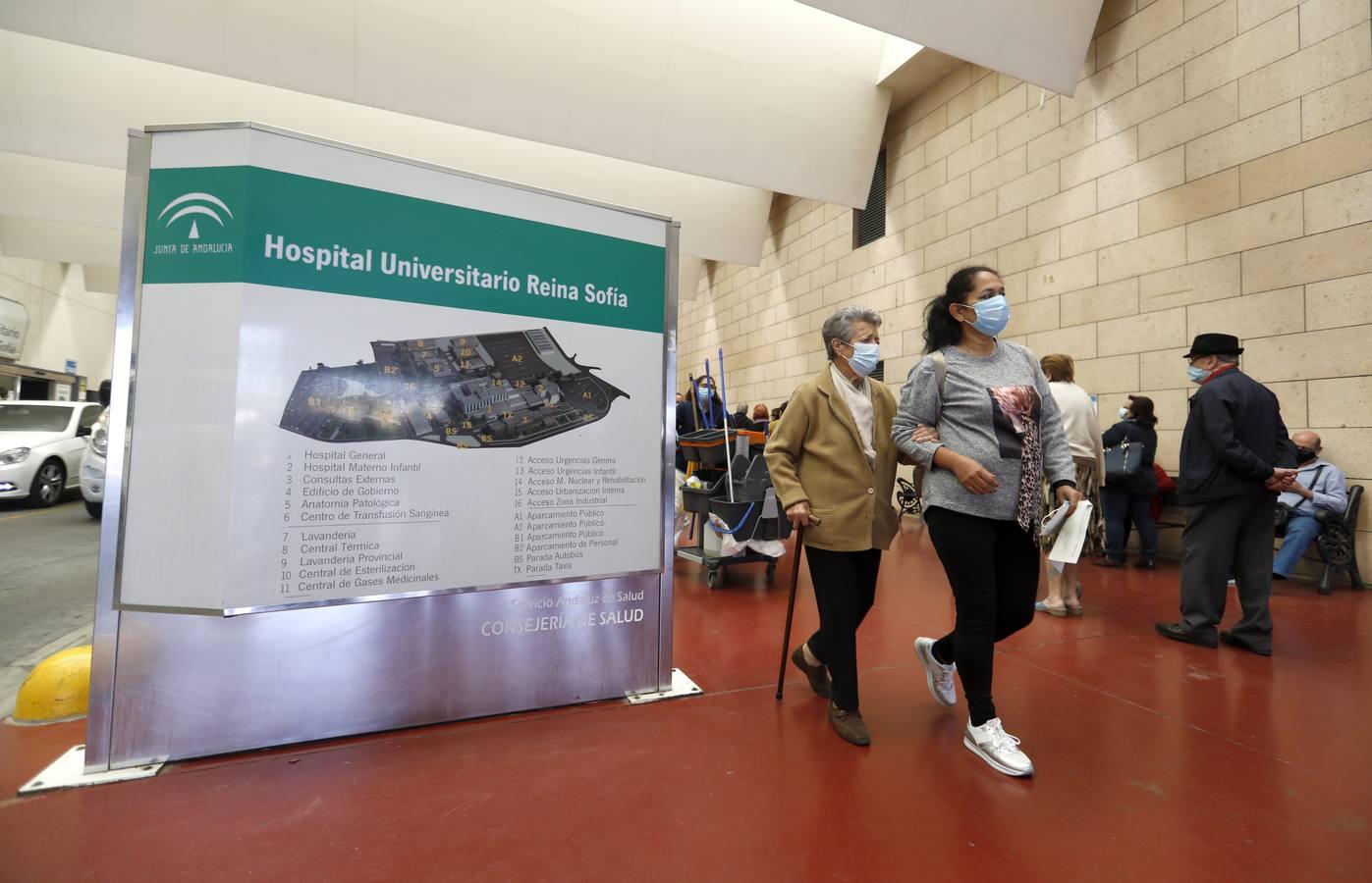 Las colas en el Hospital Reina Sofía y en los ambulatorios de Córdoba, en imágenes