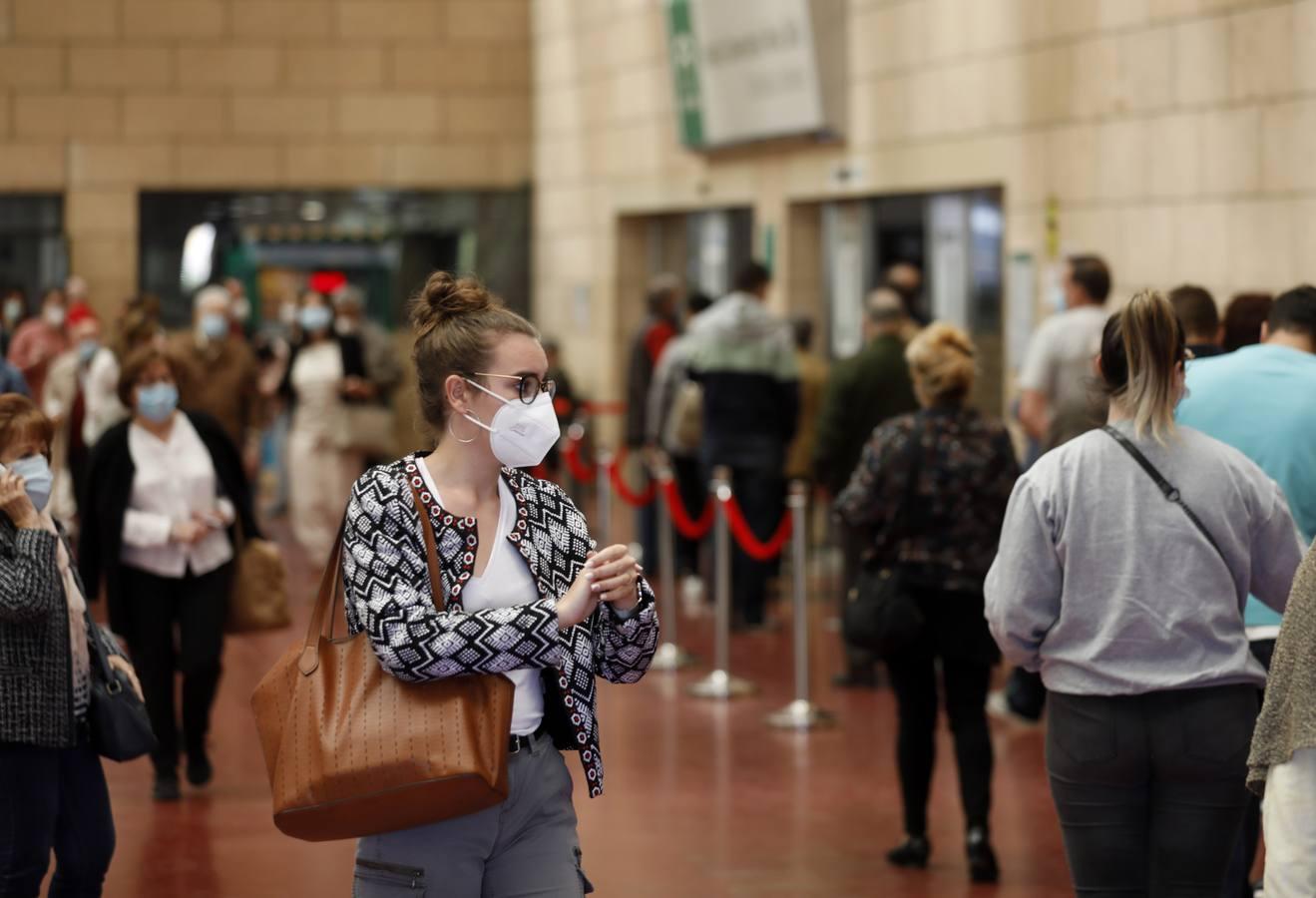 Las colas en el Hospital Reina Sofía y en los ambulatorios de Córdoba, en imágenes