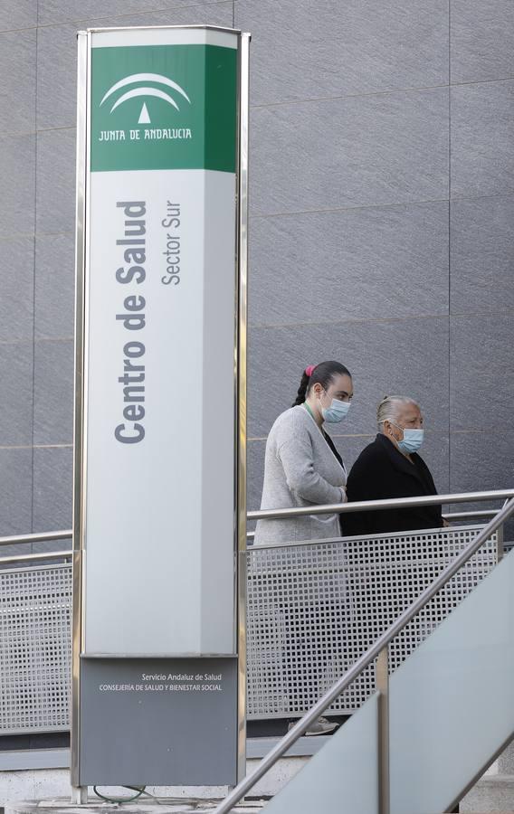 Las colas en el Hospital Reina Sofía y en los ambulatorios de Córdoba, en imágenes