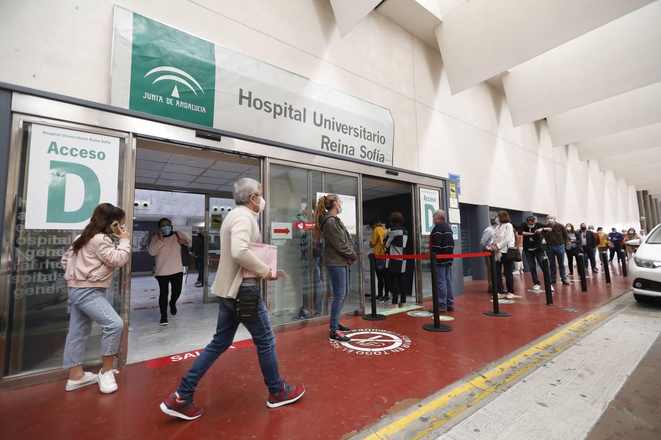 Las colas en el Hospital Reina Sofía y en los ambulatorios de Córdoba, en imágenes