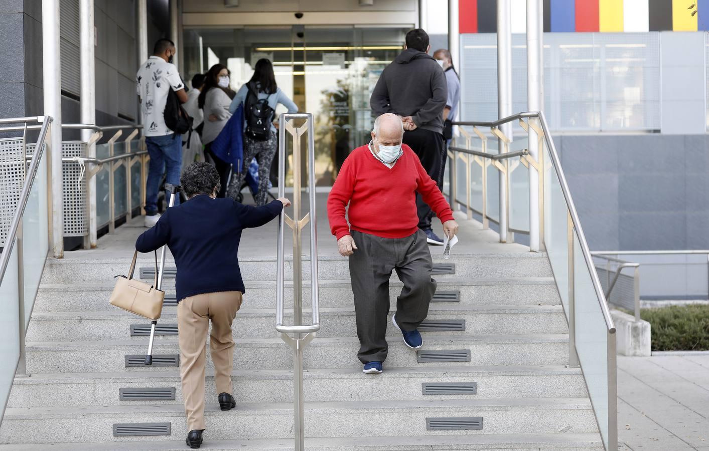 Las colas en el Hospital Reina Sofía y en los ambulatorios de Córdoba, en imágenes