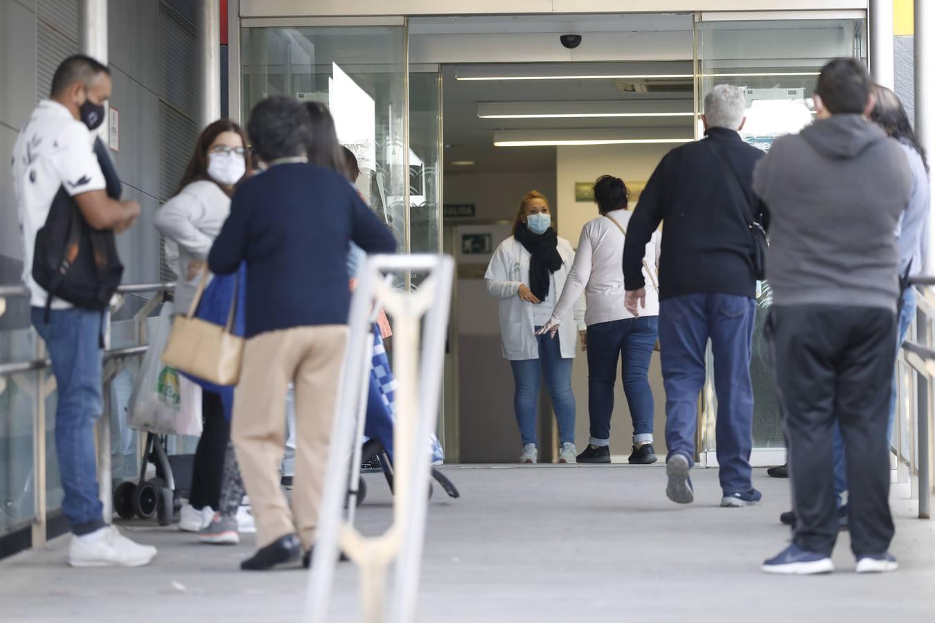 Las colas en el Hospital Reina Sofía y en los ambulatorios de Córdoba, en imágenes