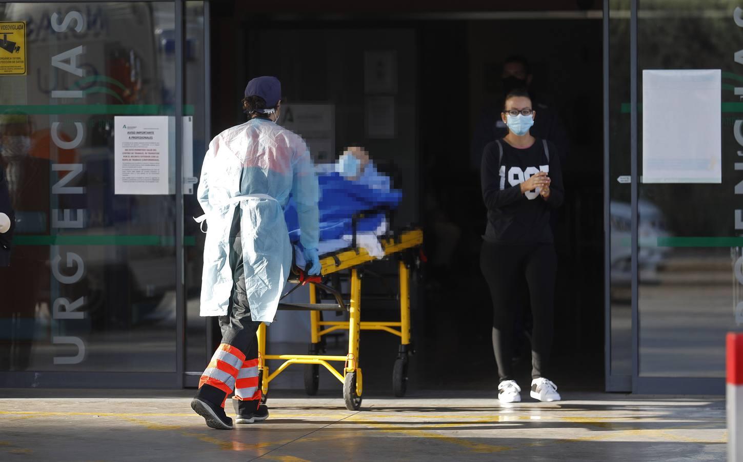 Las colas en el Hospital Reina Sofía y en los ambulatorios de Córdoba, en imágenes