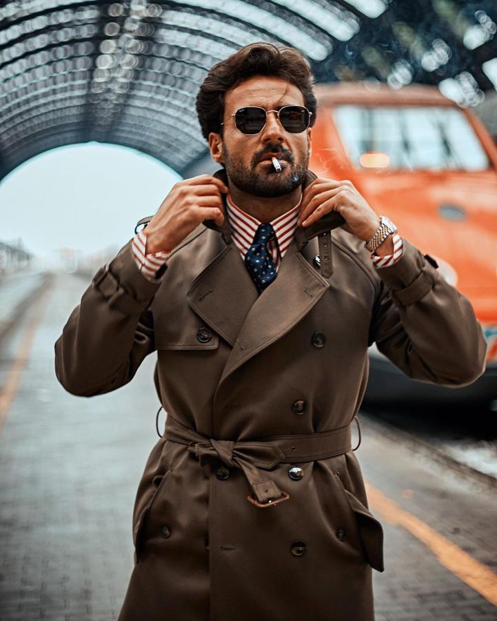 La lluvia, tu nueva aliada. Por mucho que nos cueste reconocerlo, el frío ha venido para quedarse; y no solo eso, también las jornadas lluviosas. Pero eso no significa que esté todo perdido. En lo que a moda respecta es el momento de echar mano a la imaginación para dotar a los looks de un toque alegre con el que poner algo de color y buen gusto a los días más grises. No es necesario ni recurrir a complicadas fórmulas ni prescindir de la comodidad, al contrario. Las firmas cada vez apuestan más por alternativas todoterreno capaces de adaptarse a todos los vestidores. ¿Necesitas ideas? Estás de suerte, con estas quince opciones te asegurarás que tus estilismos irradien elegancia por mucho que el clima no acompañe demasiado.