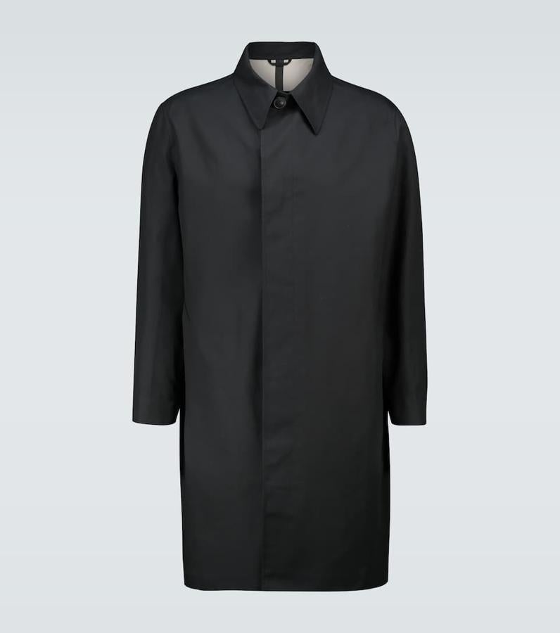 Abrigo minimal, de Ami. Su corte medio y silueta recta hacen de él la pieza estrella para los estilismos tanto de día como de noche. Cuenta además con detalles de ojales en tono plateado que le aportan un toque todavía más sofisticado. Precio: 690€.