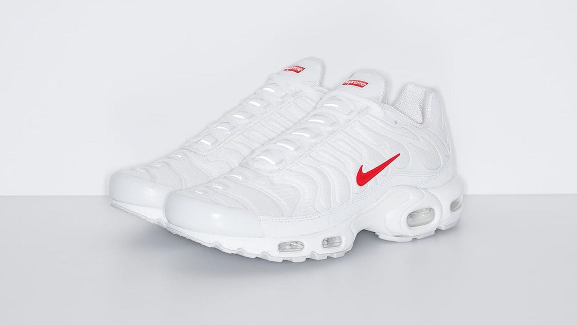 Supreme x Nike Air Max Plus. Una colaboración entre dos de los grandes de la moda que reinventa uno de los modelos más icónicos de los noventa en tres versiones: blanco, verde neón y naranja. Estaán disponibles a partir del 22 de octubre y te recomendamos que si las quieres te des prisa porque van a volar de las tiendas. Precio: 179,90€.