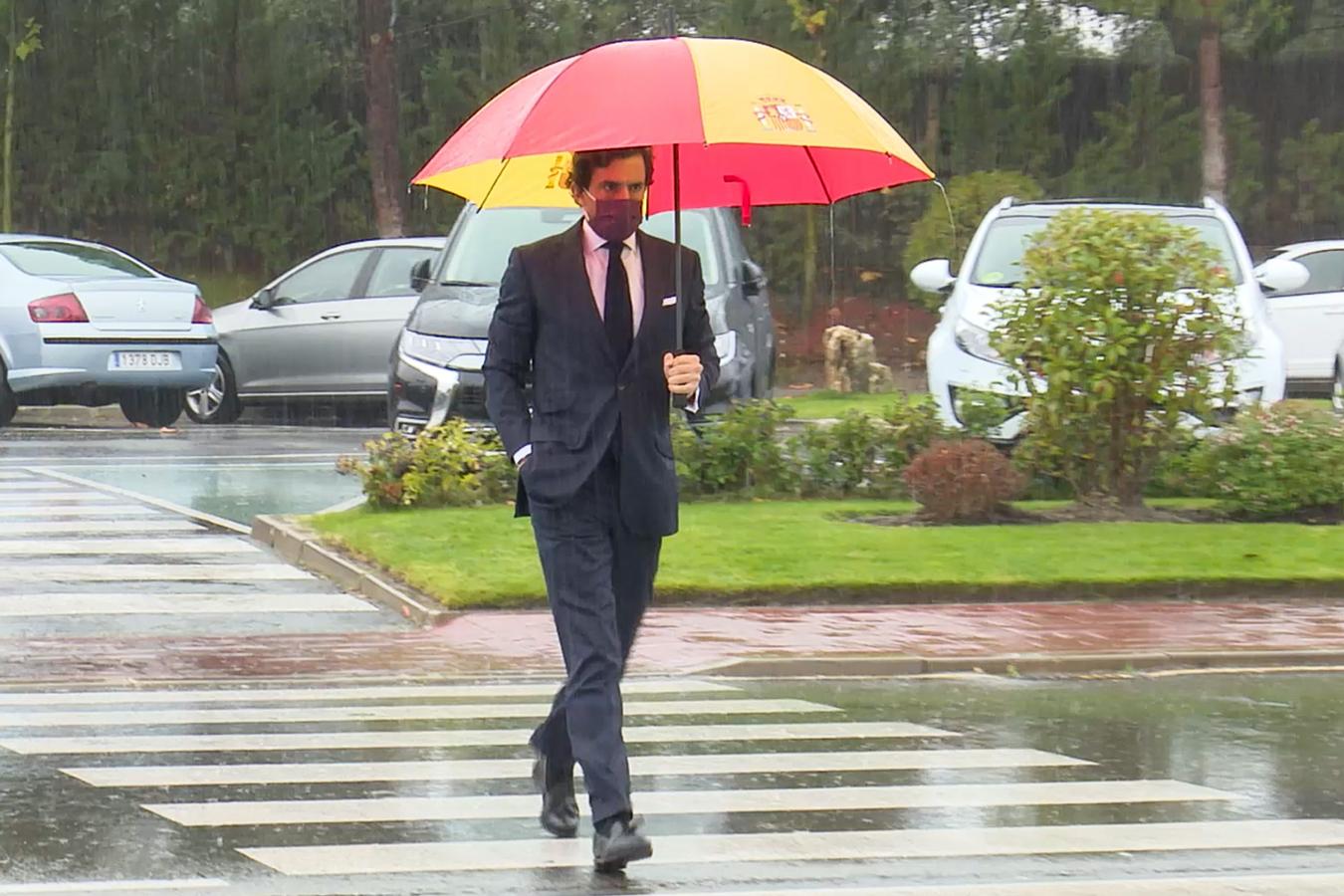 Alonso Aznar Botella llegando al tanatorio. 