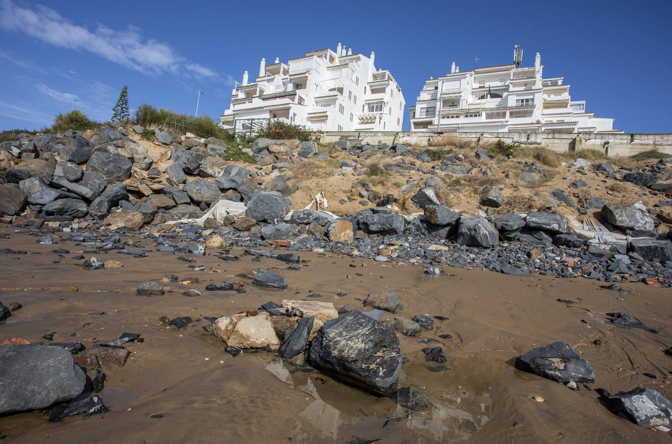 El temporal de Huelva destroza playas y arrasa el puerto de El Terrón