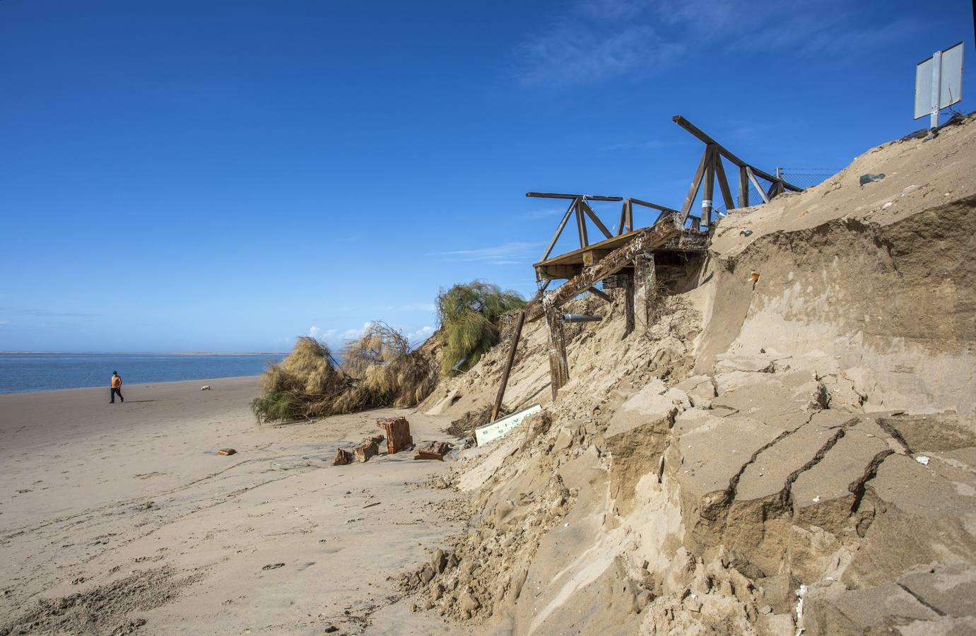 En imágenes, los destrozos causados por el temporal en la playa de El Portil